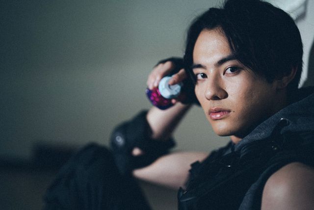 『劇場版　仮面ライダーリバイス　バトルファミリア』前田拳太郎インタビューカット（9枚目）