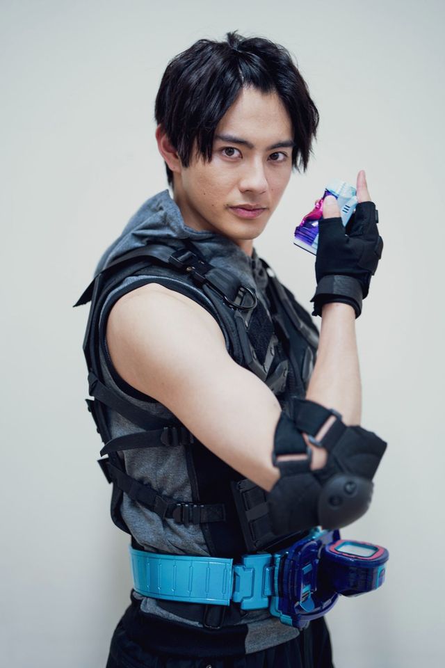 『劇場版　仮面ライダーリバイス　バトルファミリア』前田拳太郎インタビューカット（12枚目）