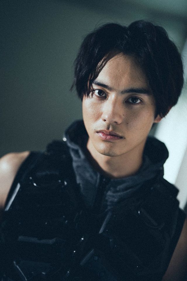 『劇場版　仮面ライダーリバイス　バトルファミリア』前田拳太郎インタビューカット（13枚目）