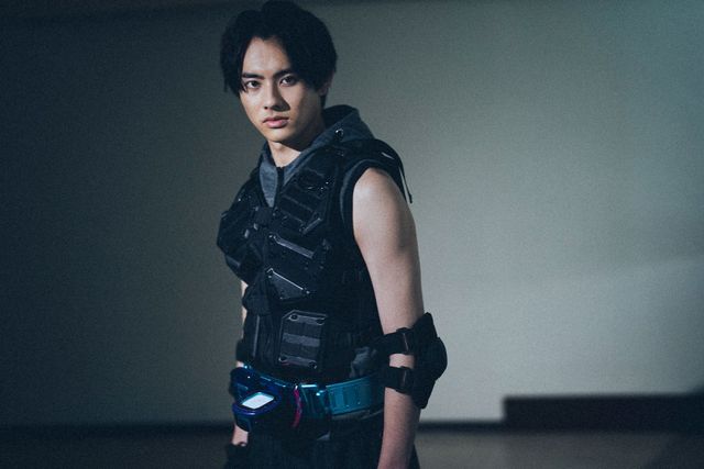 『劇場版　仮面ライダーリバイス　バトルファミリア』前田拳太郎インタビューカット（14枚目）