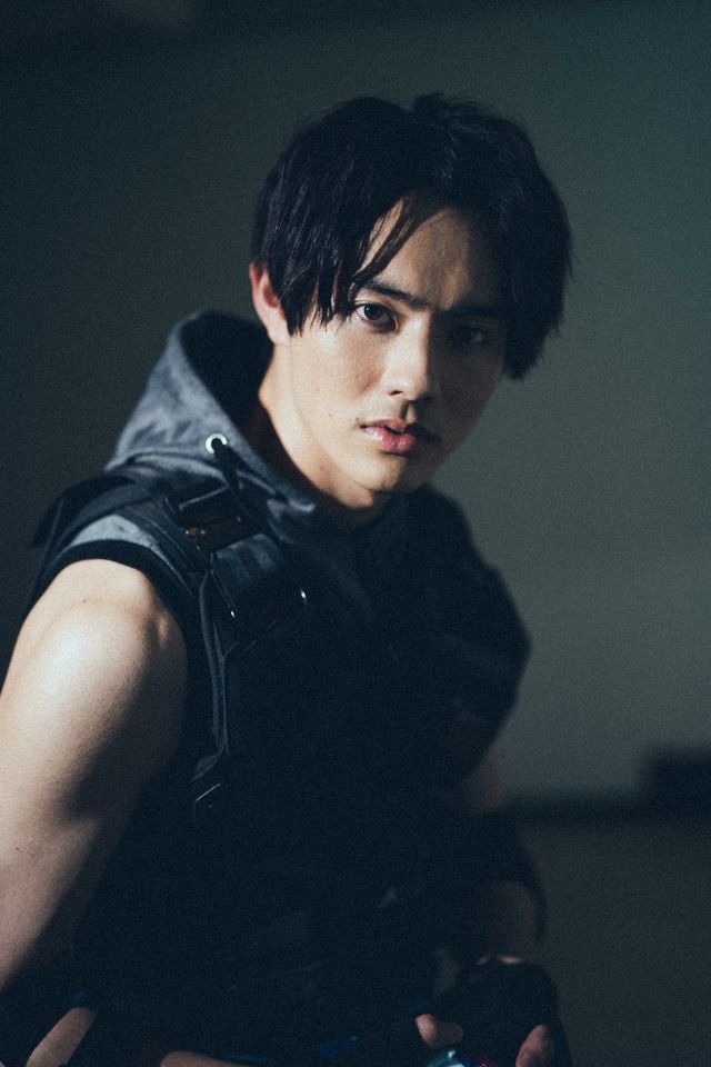 『劇場版　仮面ライダーリバイス　バトルファミリア』前田拳太郎インタビューカット（15枚目）