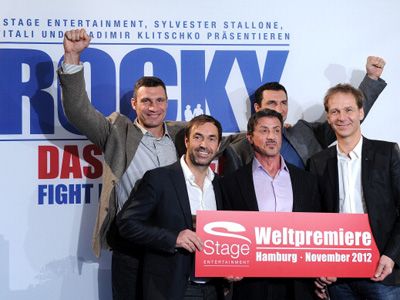 ミュージカル「ロッキー」の製作陣 - ヴィタリ・クリチコ（左後）、ウラジミール・クリチコ（右後）、シルヴェスター・スタローン（前列中央）