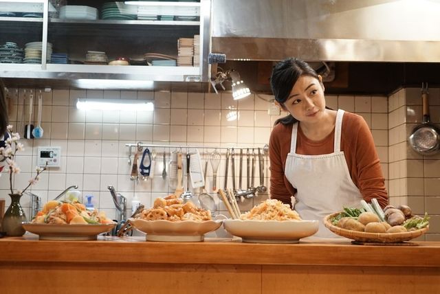 片山萌美、エプロン姿が素敵！ドラマ「居酒屋ぼったくり」【9枚】（7枚目）