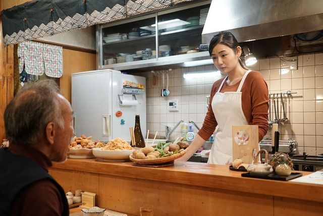 片山萌美、エプロン姿が素敵！ドラマ「居酒屋ぼったくり」【9枚】（8枚目）