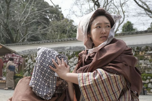 石を投げつけられたトキをかばうフミ - 画像は「ばけばけ」第19週より