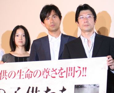 左から、宮崎あおい、江口洋介、阪本順治監督