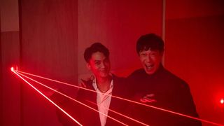 「VIVANT」チョッキー、因縁のFとご機嫌な2ショット 第18話場面写真が公開