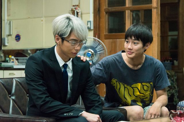 野村周平のTシャツ×短パン姿を堪能！賀来賢人とW主演映画『森山中教習所』場面写真ギャラリー：フォトギャラリー