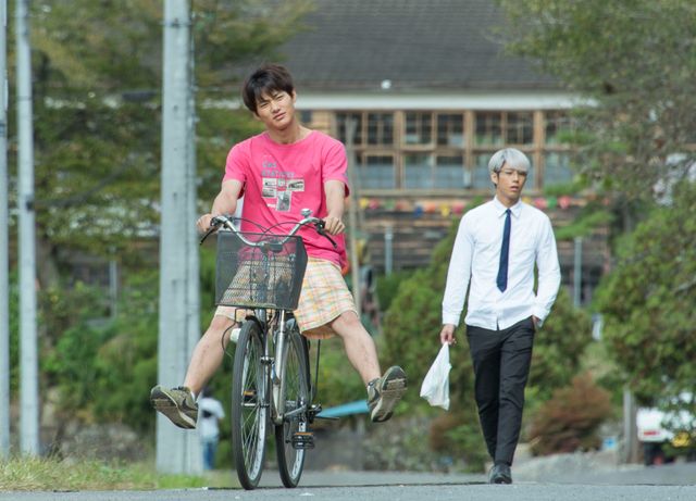 野村周平のTシャツ×短パン姿を堪能！賀来賢人とW主演映画『森山中教習所』場面写真ギャラリー（2枚目）