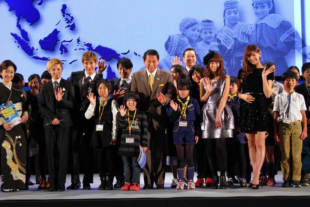 昨年のアジア国際子ども映画祭の授賞式の模様。歌手の杉良太郎（写真中央）が名誉会長・審査員を務めている。