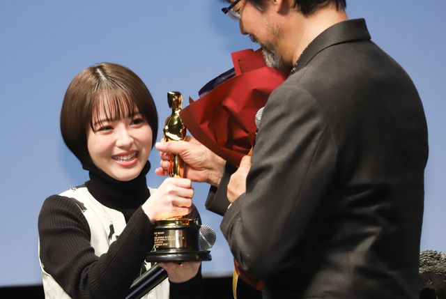 オスカー像を持つ浜辺美波！『ゴジラ-1.0』アカデミー賞受賞記者会見（2枚目）