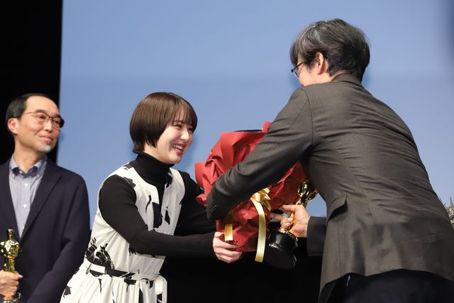 オスカー像を持つ浜辺美波！『ゴジラ-1.0』アカデミー賞受賞記者会見（3枚目）
