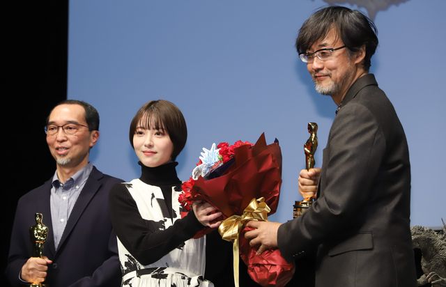 オスカー像を持つ浜辺美波！『ゴジラ-1.0』アカデミー賞受賞記者会見（4枚目）