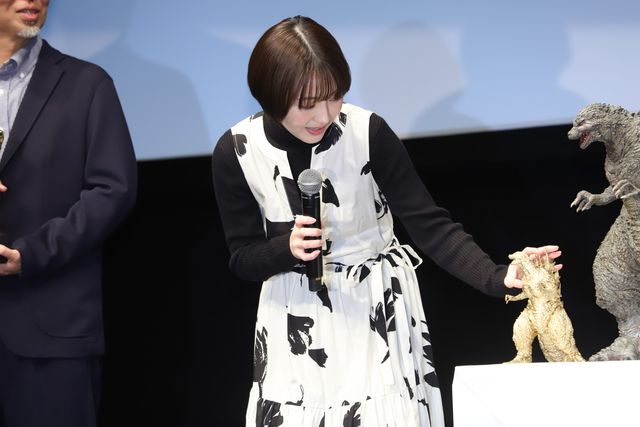 オスカー像を持つ浜辺美波！『ゴジラ-1.0』アカデミー賞受賞記者会見（5枚目）