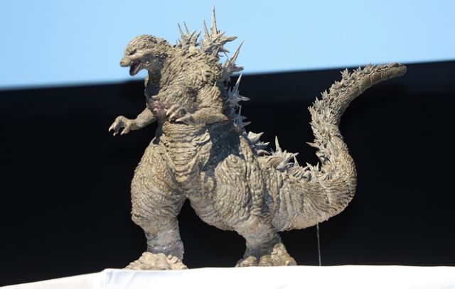 オスカー像を持つ浜辺美波！『ゴジラ-1.0』アカデミー賞受賞記者会見（6枚目）