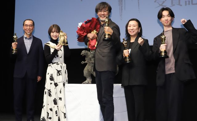 オスカー像を持つ浜辺美波！『ゴジラ-1.0』アカデミー賞受賞記者会見（7枚目）