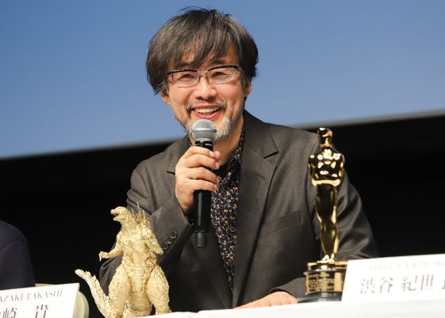 オスカー像を持つ浜辺美波！『ゴジラ-1.0』アカデミー賞受賞記者会見（8枚目）