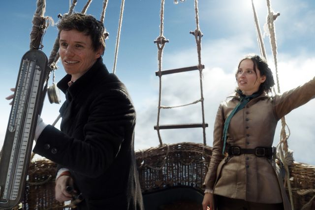 ダンスでリードされてしまうエディ・レッドメイン！『イントゥ・ザ・スカイ　気球で未来を変えたふたり』場面写真（2枚目）