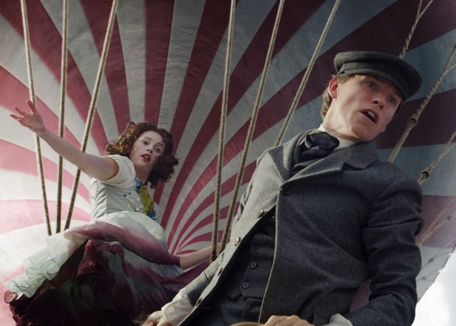 ダンスでリードされてしまうエディ・レッドメイン！『イントゥ・ザ・スカイ　気球で未来を変えたふたり』場面写真（3枚目）