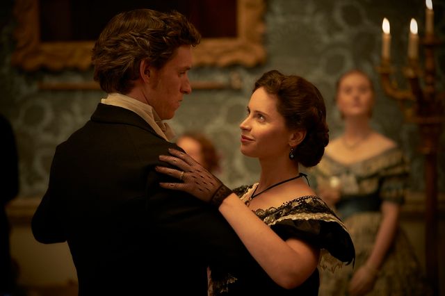 ダンスでリードされてしまうエディ・レッドメイン！『イントゥ・ザ・スカイ　気球で未来を変えたふたり』場面写真（4枚目）