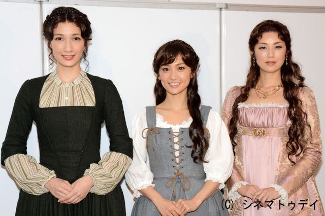 劇中衣装で登場したマイコ、大島優子、高岡早紀（左から）