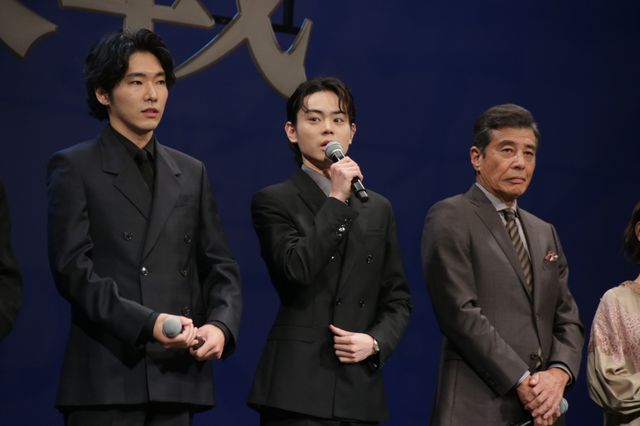 菅田将暉、柄本佑、浜辺美波らファンタジックな演出で登場！『アルキメデスの大戦』完成披露（4枚目）
