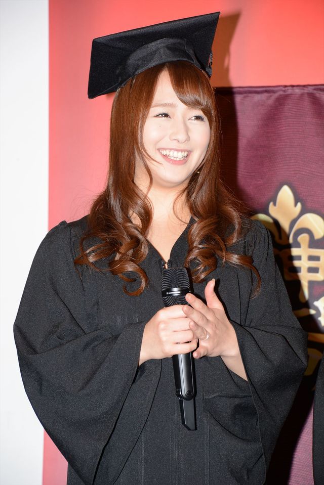 セクシー女優が劇団ひとりにキスを迫る……お色気フォトギャラリー（8枚目）