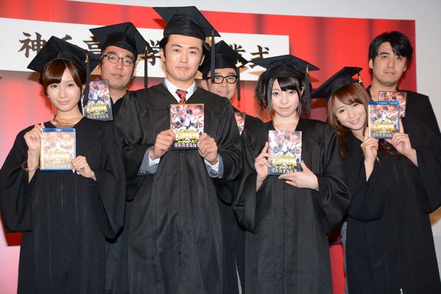 セクシー女優が劇団ひとりにキスを迫る……お色気フォトギャラリー（15枚目）