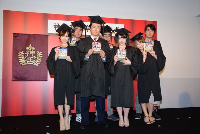 セクシー女優が劇団ひとりにキスを迫る……お色気フォトギャラリー（16枚目）