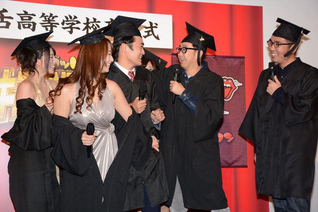 セクシー女優が劇団ひとりにキスを迫る……お色気フォトギャラリー（18枚目）