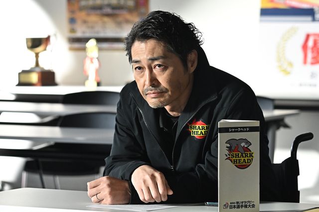 シャークヘッドのコーチ・国見を演じた安田顕