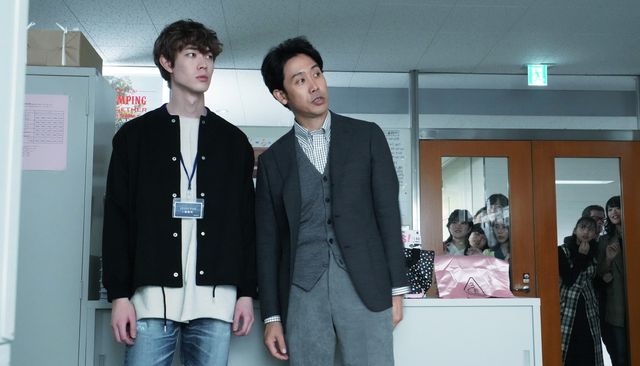 宮沢氷魚がイケメン新人小説家に！『騙し絵の牙』場面カット（2枚目）