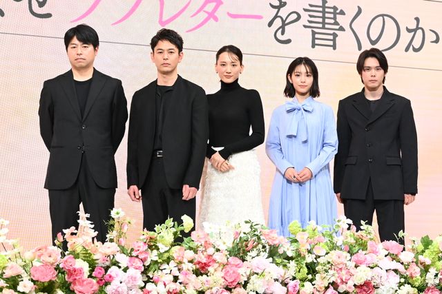 綾瀬はるか、モノトーンの美しい衣装で登壇！『人はなぜラブレターを書くのか』完成報告会：フォトギャラリー