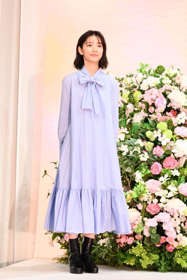 綾瀬はるか、モノトーンの美しい衣装で登壇！『人はなぜラブレターを書くのか』完成報告会（4枚目）