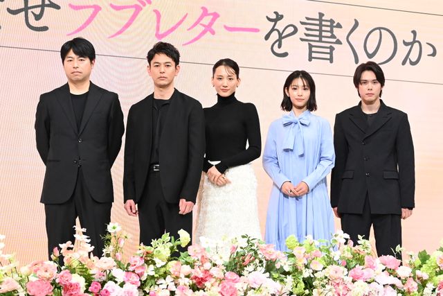 綾瀬はるか、モノトーンの美しい衣装で登壇！『人はなぜラブレターを書くのか』完成報告会（5枚目）