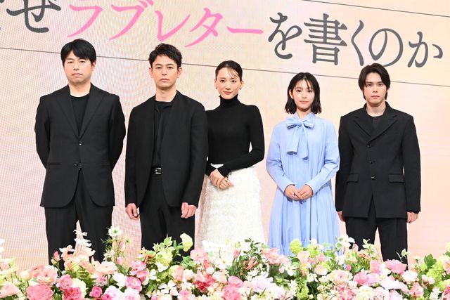 綾瀬はるか、モノトーンの美しい衣装で登壇！『人はなぜラブレターを書くのか』完成報告会（6枚目）