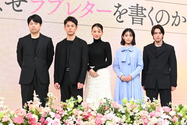 綾瀬はるか、モノトーンの美しい衣装で登壇！『人はなぜラブレターを書くのか』完成報告会（7枚目）