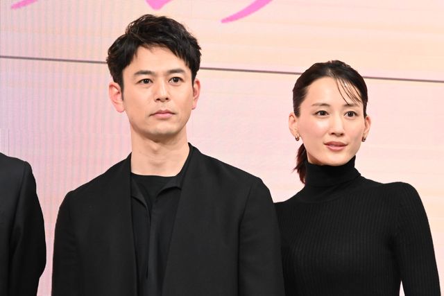 綾瀬はるか、モノトーンの美しい衣装で登壇！『人はなぜラブレターを書くのか』完成報告会（9枚目）