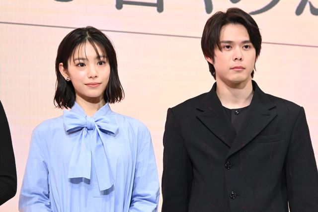 綾瀬はるか、モノトーンの美しい衣装で登壇！『人はなぜラブレターを書くのか』完成報告会（11枚目）