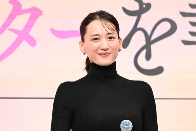 綾瀬はるか、モノトーンの美しい衣装で登壇！『人はなぜラブレターを書くのか』完成報告会（14枚目）