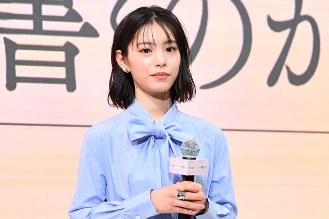 綾瀬はるか、モノトーンの美しい衣装で登壇！『人はなぜラブレターを書くのか』完成報告会（15枚目）