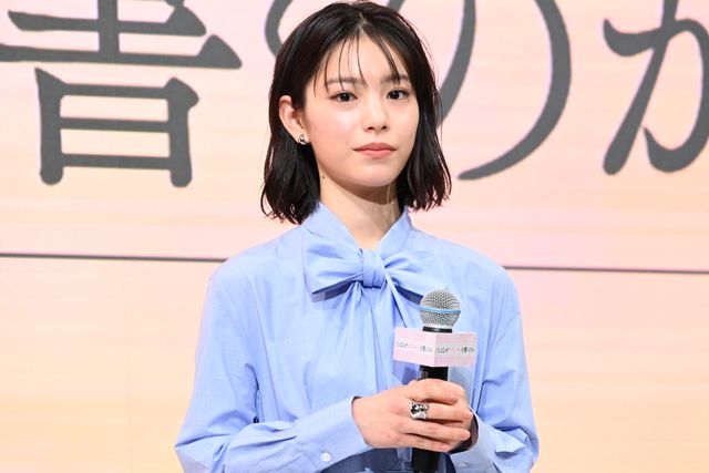 綾瀬はるか、モノトーンの美しい衣装で登壇！『人はなぜラブレターを書くのか』完成報告会（16枚目）