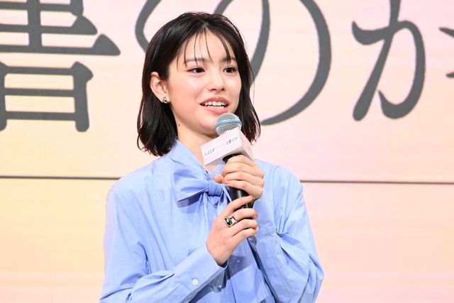 綾瀬はるか、モノトーンの美しい衣装で登壇！『人はなぜラブレターを書くのか』完成報告会（17枚目）