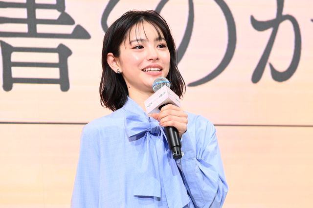 綾瀬はるか、モノトーンの美しい衣装で登壇！『人はなぜラブレターを書くのか』完成報告会（18枚目）