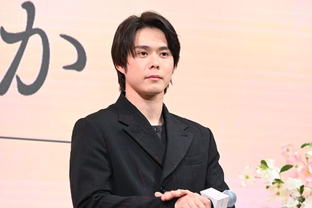 綾瀬はるか、モノトーンの美しい衣装で登壇！『人はなぜラブレターを書くのか』完成報告会（19枚目）