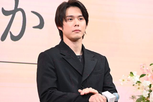 綾瀬はるか、モノトーンの美しい衣装で登壇！『人はなぜラブレターを書くのか』完成報告会（20枚目）