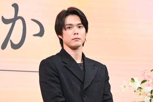 綾瀬はるか、モノトーンの美しい衣装で登壇！『人はなぜラブレターを書くのか』完成報告会（21枚目）