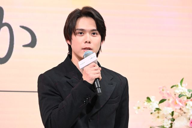 綾瀬はるか、モノトーンの美しい衣装で登壇！『人はなぜラブレターを書くのか』完成報告会（22枚目）