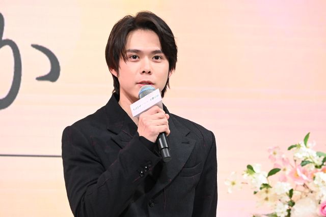 綾瀬はるか、モノトーンの美しい衣装で登壇！『人はなぜラブレターを書くのか』完成報告会（23枚目）