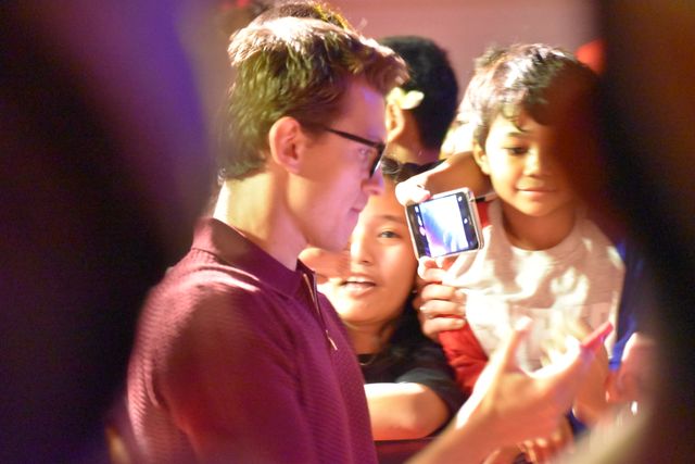 トム・ホランド、黒ぶちメガネで登場！『スパイダーマン：ファー・フロム・ホーム』イベントinバリ（2枚目）